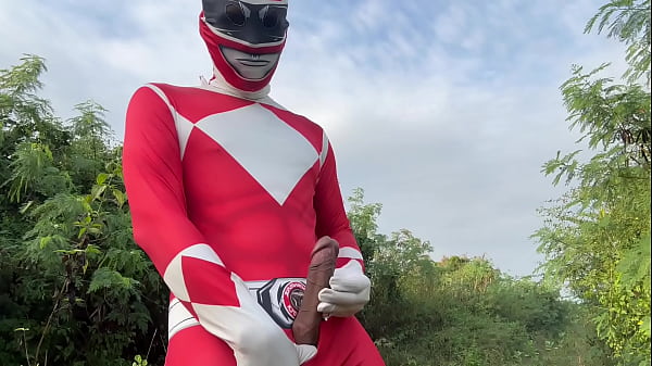 Power Ranger walący konia na zewnątrz.