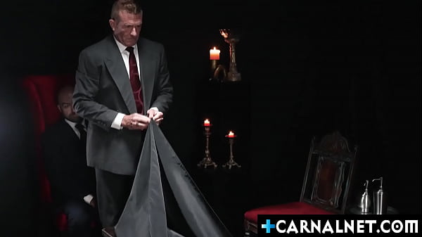 Praktykant ostro zerżnięty w tyłek przez swojego mistrza Adama Snowa