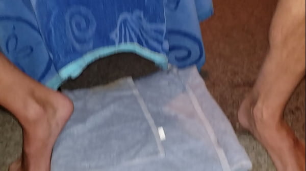 Przyjemny orgazm analny z dużą zabawką trafiającą w idealne miejsce