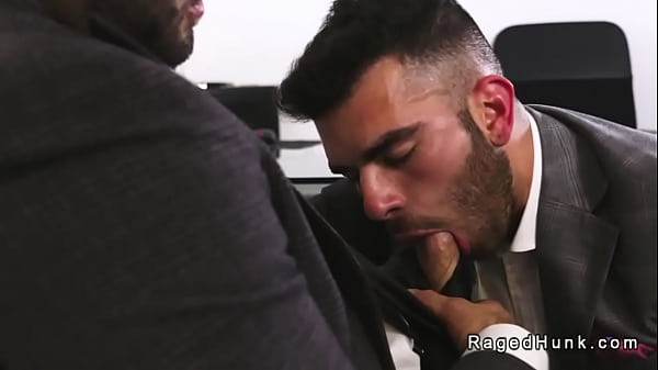 Realtor ssie wielkiego kutasa swojemu szefowi w biurze