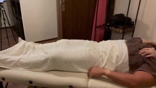 Robią niegrzeczne rzeczy klientom, którzy przychodzą do nich nieświadomi tego, co się dzieje.