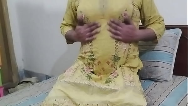 SANA CROSSY W ŻÓŁTEJ SUKIENCE SAMA W ŁÓŻKU