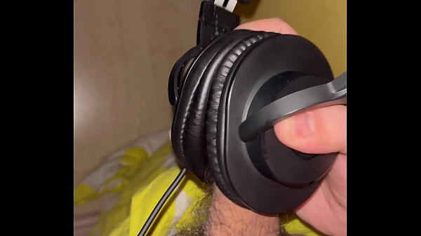 Seks w twardych słuchawkach