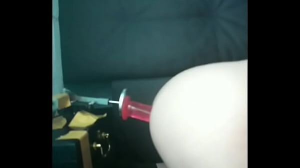 Twink pieprzy się z maszyną dildo.