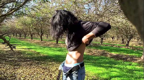 Uroczy młody mężczyzna masturbuje się po kryjomu w lesie