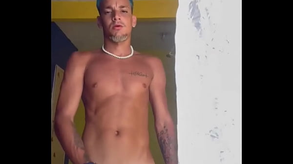 Utalentowany młody biały chłopak lubi mówić sprośnie