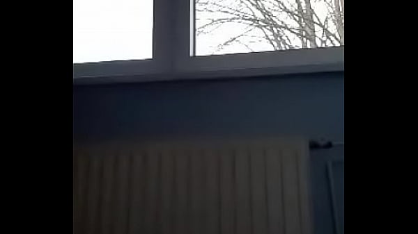 W czarnych pończochach, czekająca na seks analny.