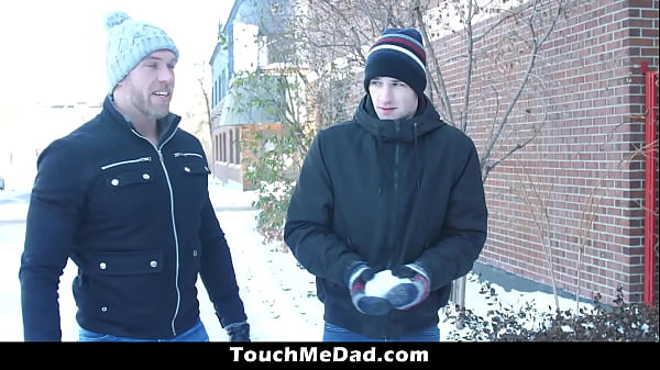 W końcu ojczym wchodzi głęboko w bąbelkowy tyłek swojej pasierbicy – Touchmedad