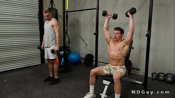 Wielki kutas gejów anal fuck w siłowni w różnych pozycjach