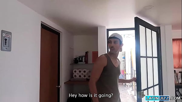 Alfonso Osnaya, Enrique Mudu i Alberto Chimal uprawiają seks na deser po przyjęciu.