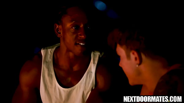 Biwakowanie w lesie zamienia się w gejowski seks w trójkącie