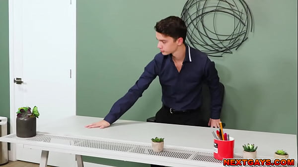 Christian Wilde pieprzy swojego pasierba stażystę Sama Ledgera, który chce jak najlepiej wykorzystać jego mentoring i zaimponować mu.