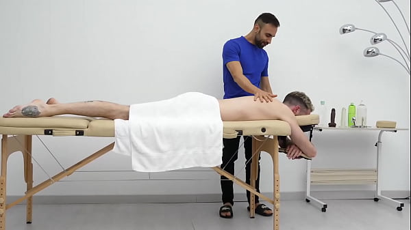 Daję mojemu klientowi MASAŻ i kończymy SUCKING nawzajem swoje kutasy.