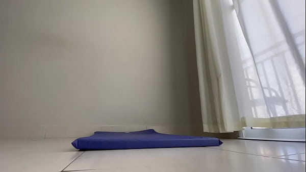 Domowe ćwiczenia seksualne – białe stringi