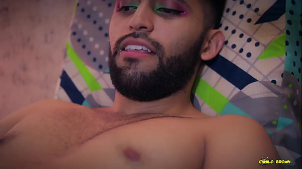 FANI EXCLUSIVE Latynos z wielkim kutasem Camilo Brown obciąga i spuszcza się przez białe bokserki