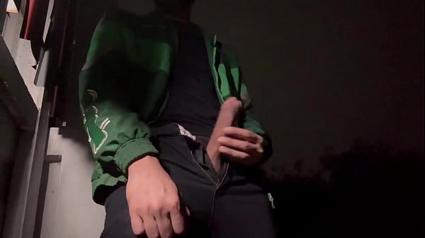 Gliniarze chcą trochę wody od dostawcy.