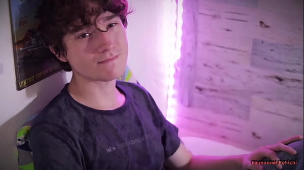 Gorący twink Emmanuel Kokichi szarpie swojego słodkiego nieoszlifowanego kutasa olejem, aż wystrzeli ładny ładunek spermy