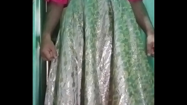 Indyjski gej crossdresser Gaurisissy w różowej lehandze ściskający cycki i palcujący w dupie