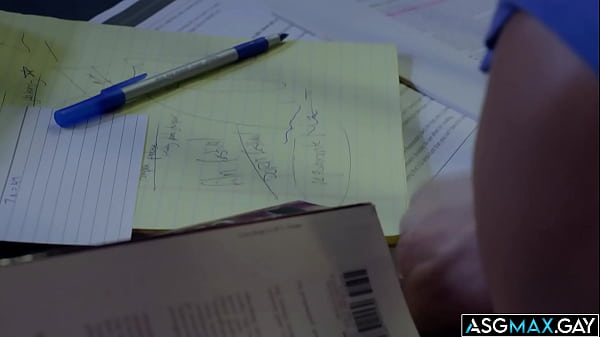 Introwertyczny współlokator z college’u Gabe Bradshaw zostaje zerżnięty przez swojego współlokatora Shane’a Cooka, co prowadzi do tego, że obaj dochodzą tak mocno.