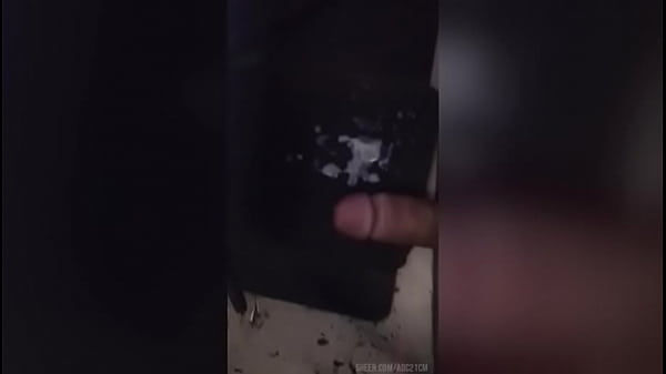 Kończy dużo i uderza kutasem w stół! Argentyński wielki kutas!