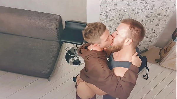 Kostya spotyka gościa w domu i pieprzy go we wszystkich zakamarkach
