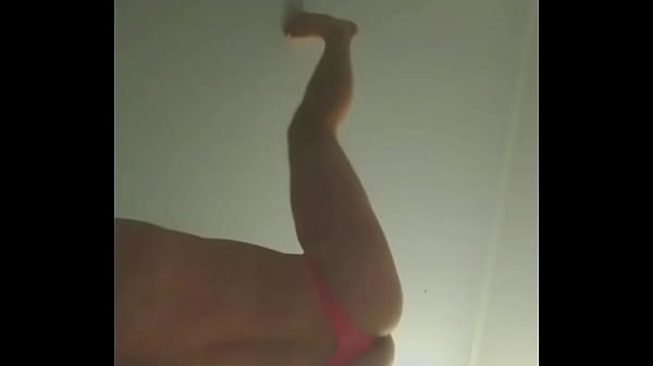 Młoda sissy ćwiczy handstandy dla swojego tatusia