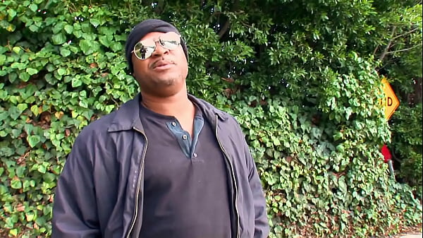 Młody biały facet ssie i pieprzy pulchnego czarnego bandytę