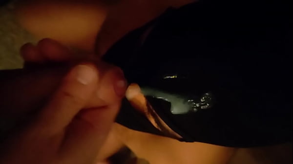 Młody niewolnik w czystości i wtyczce sprawia, że jego przechodzący pan spuszcza mu się na twarz…