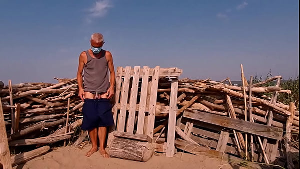 nagi nieobcięty, męski niewolnik dziwka pedał wystawiony w klatce na penisa na gejowskiej plaży ogórek pieprzyć się z pomidorem BDSM CBT