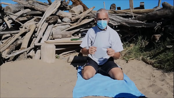 nagi nieobcięty niewolnik odsłonięty striptiz na gejowskiej plaży obroża w klatce na penisa pieprzyć się z ogórkiem BDSM CBT