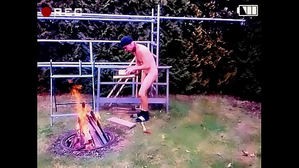 nagi nieobcięty, zdemaskowany głupi niewolnik odsłonięty na zewnątrz rozłupane drewno przy ognisku na imprezę ciesz się ciepłem BDSM