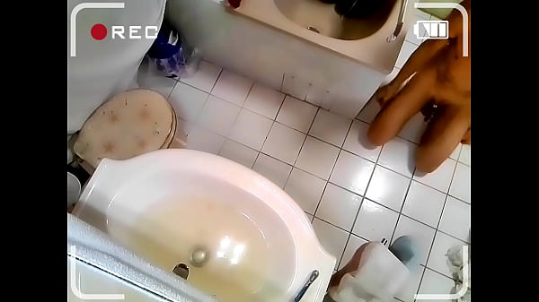 nagi, nieobcięty, zdemaskowany niewolnik toaletowy odsłonięty w klatce na penisa najpierw umyj mój gejowski tyłek, polizaj miskę, pieprz się