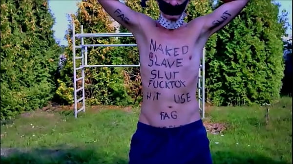 nagi niewolnik odsłonięty w klatce na penisa striptiz na zewnątrz brudne ciało pisanie BDSM CBT
