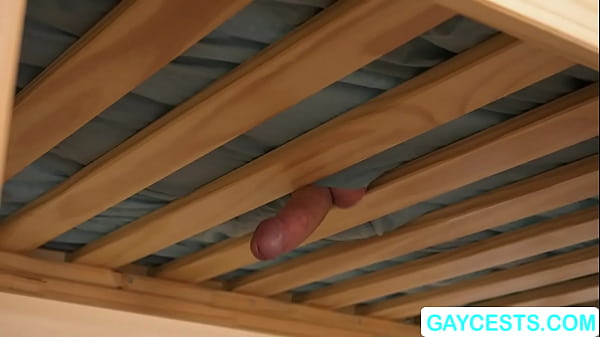 Napalony gej Cole ssie kutasa pasierba w banku