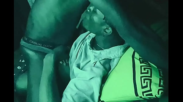 Nastoletni chłopcy na nocnej kamerze
