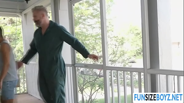 Nastoletni gej Cain Marko odwiedza i ujeżdża kutasy sąsiadów