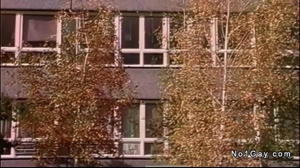 Nauczycielka pieprzy się analnie z uczniem w klasie