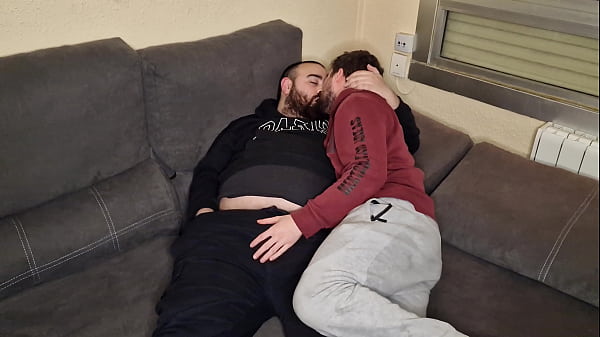 Niedźwiedź i ścigacz ssą sobie nawzajem kutasy i robią 69 na kanapie (Teaser)