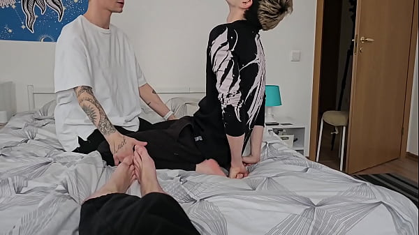 Pełne wideo seksu między dwoma studentami z dużymi kutasami