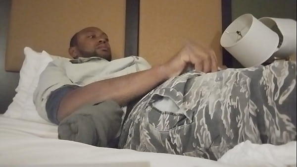 Penetracja sztywnych rur za pomocą zabawki erotycznej