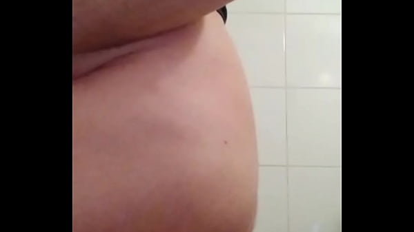 Pieprzę swój tyłek używając 18 cm dildo