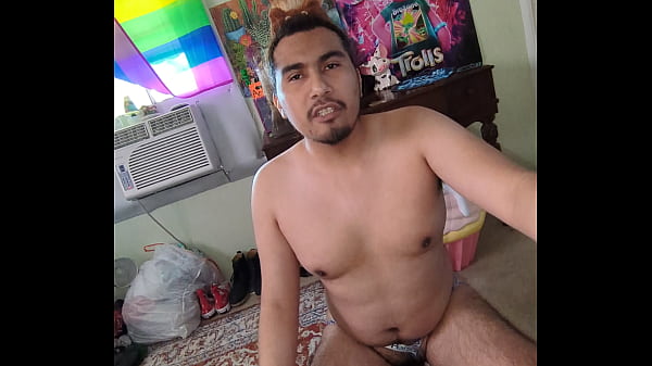 Pokazując moje krępe ciało i nowy jockstrap, głaszcząc mojego kutasa i bawiąc się moim tyłkiem