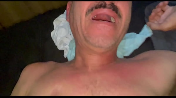 Portier wszedł do pokoju, gdy mężczyźni się pieprzyli, wsiadł na ich kutasy i jęknął – PEŁNA CZERWIEŃ