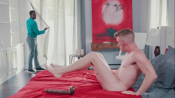 Przyłapuje mnie na masturbacji z gigantycznym dildo w tyłku, wyobrażam sobie, że to jego kutas