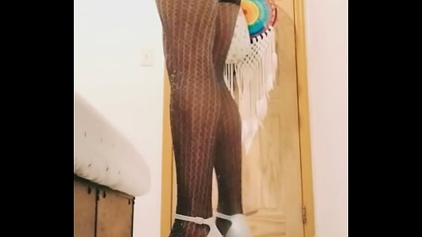Seksowne pończochy i stringi w domu