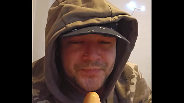 Sluttypt ssący soczyste dildo