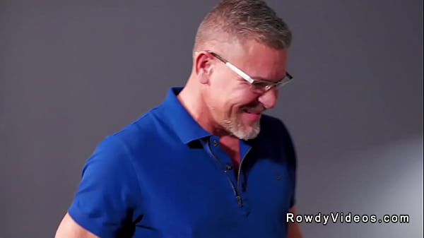 Stary muskularny gej analny pieprzy młodą randkę z internetowego hookupu