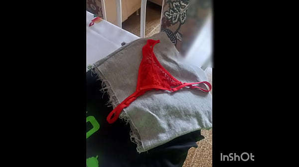 Suka idąca ulicą i pokazująca swoje majtki