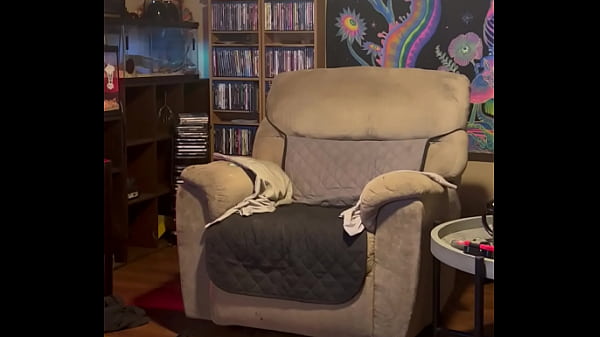 Szczere upokorzenie przez żonę wytatuowanego kutasa, przebierającego się i wystawiającego małego kutasa na koniec, było żałosne