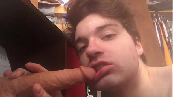 Twink Niko Springs bawi się z nowym dildo